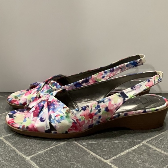 Life Stride Shoes - Life Stride Floral Women’s Mimosa Slip On Flat Slingback Sandals